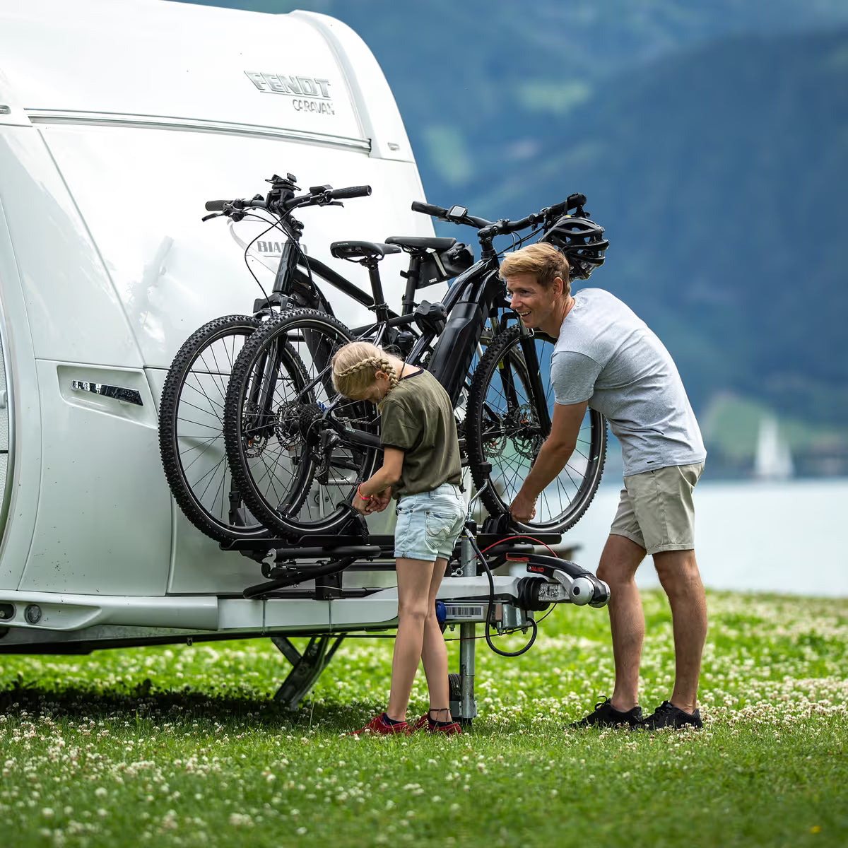 Thule polkupyöräteline Caravan Superb XT Short, musta