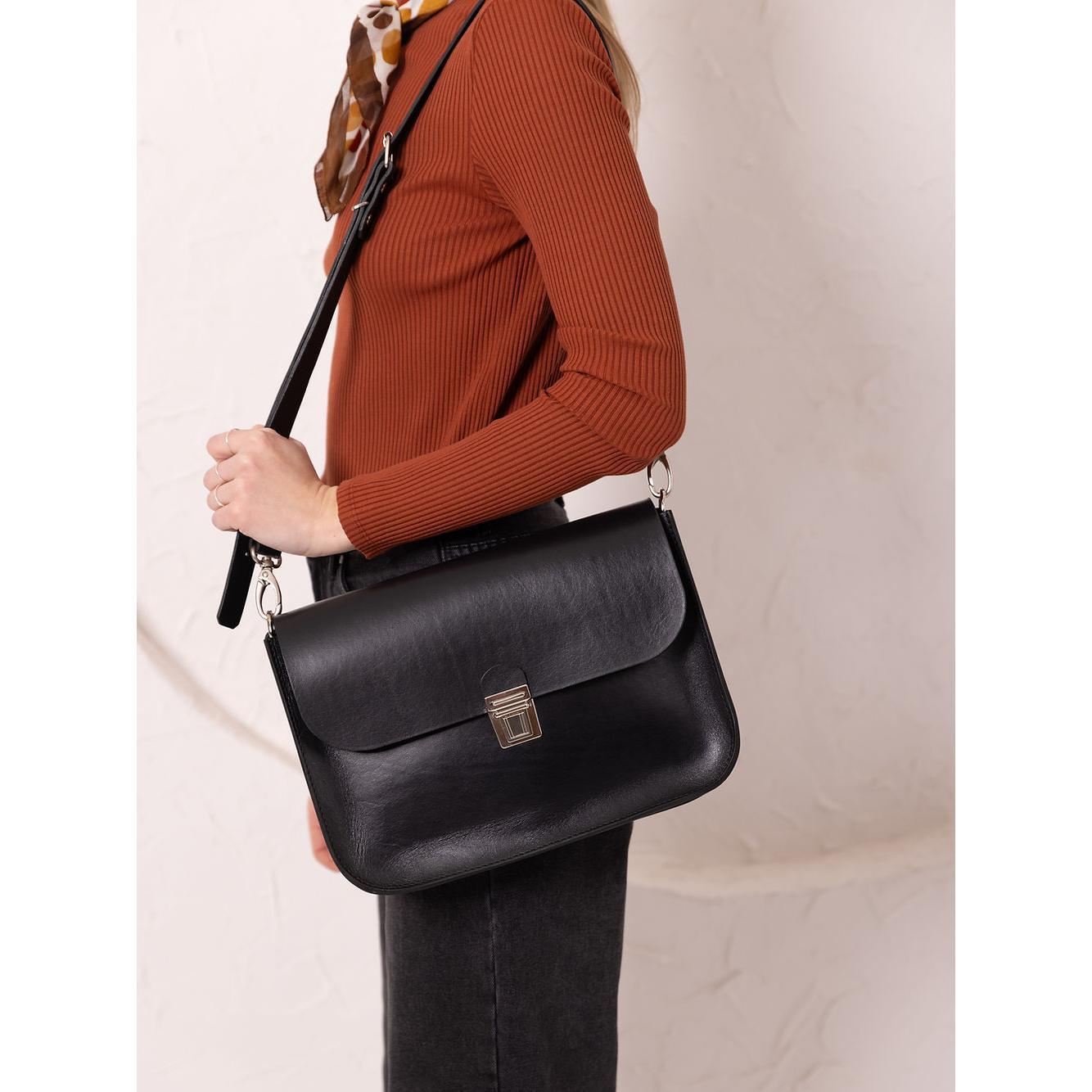 ASTORIA Handbag with Old-Fashioned Buckle - Black