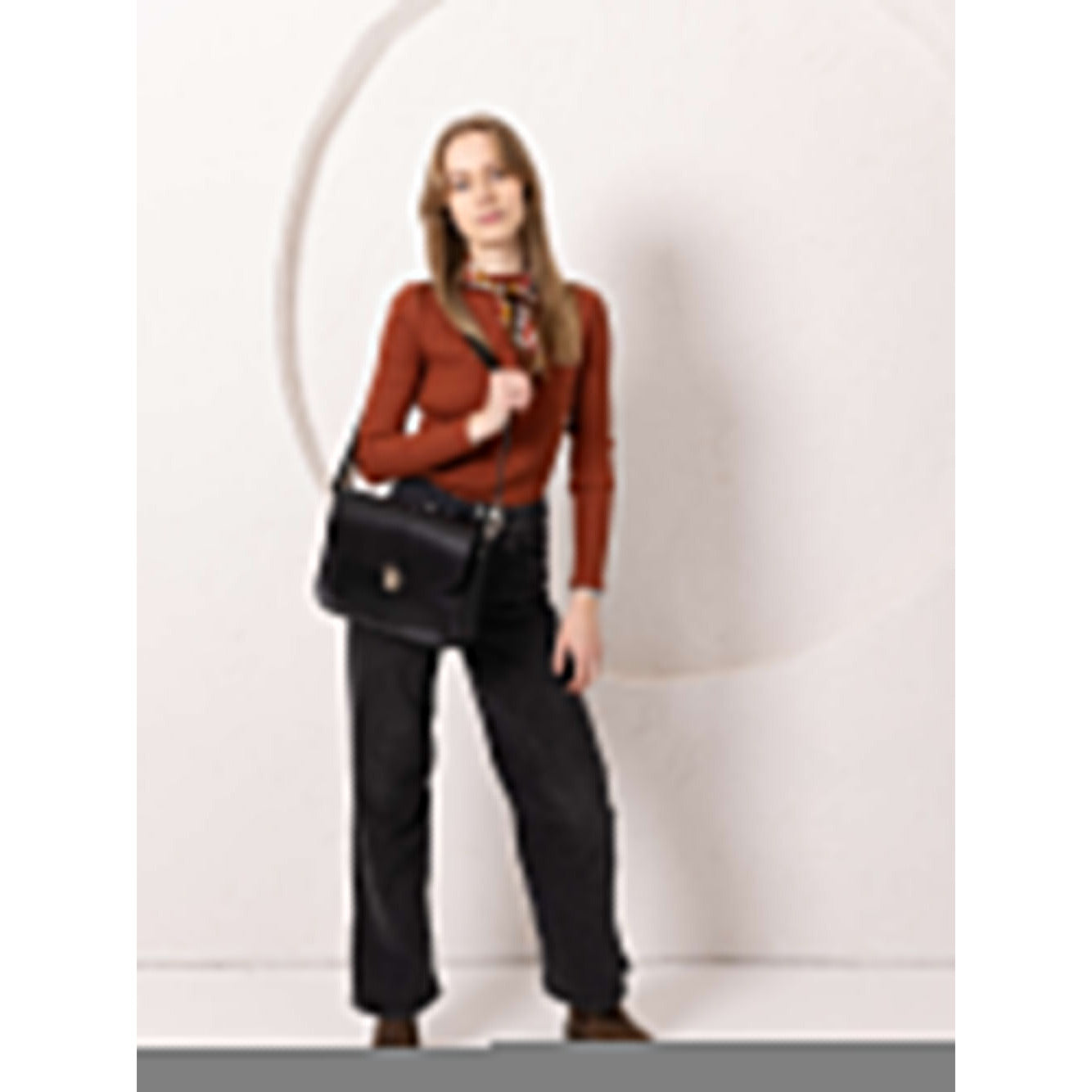 ASTORIA Handbag with Old-Fashioned Buckle - Black