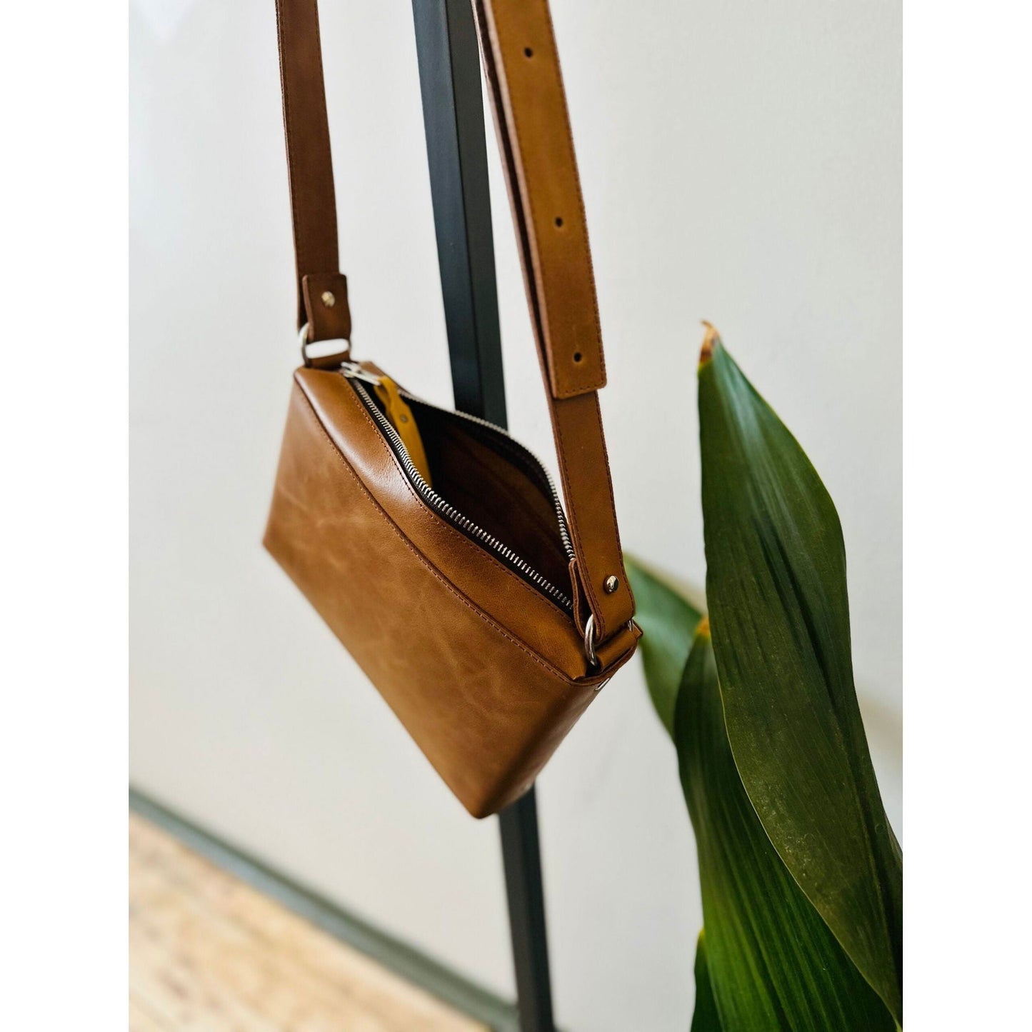 Crossbody nahkalaukku TOURIST (useita eri värejä) - Kotikauppa