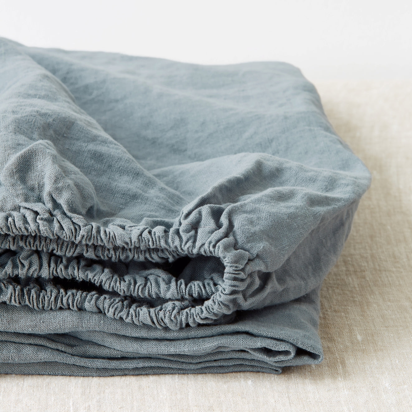Pellavainen muotoonommeltu aluslakana Blue Fog (Yhden hengen) - Linen Tales