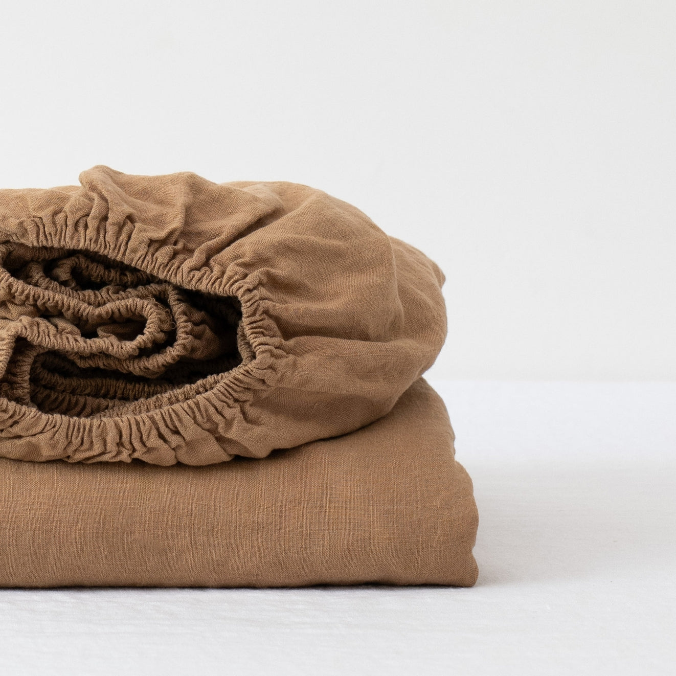 Pellavainen muotoonommeltu aluslakana Camel (180x200x30 cm) - Linen Tales