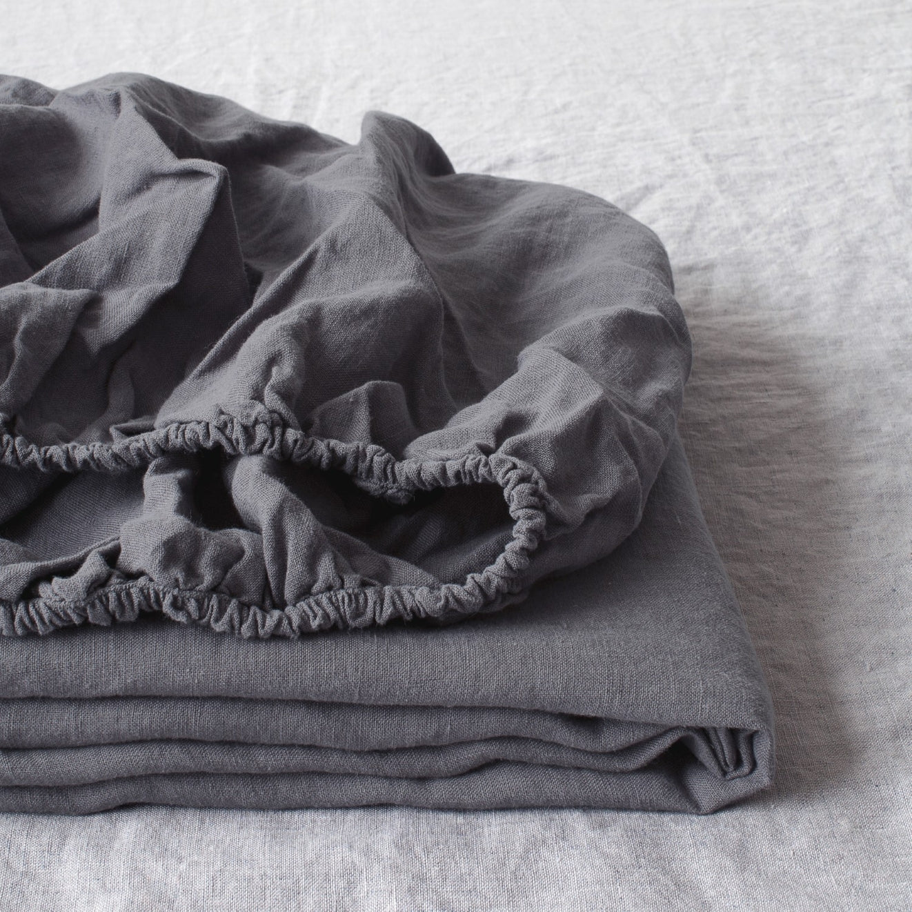 Pellavainen muotoonommeltu aluslakana Dark Grey (180x200x30 cm) - Linen Tales