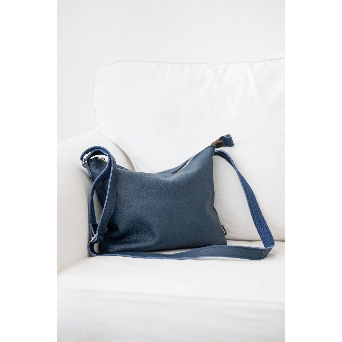 Tummansininen olkalaukku Anel L - Kotikauppa