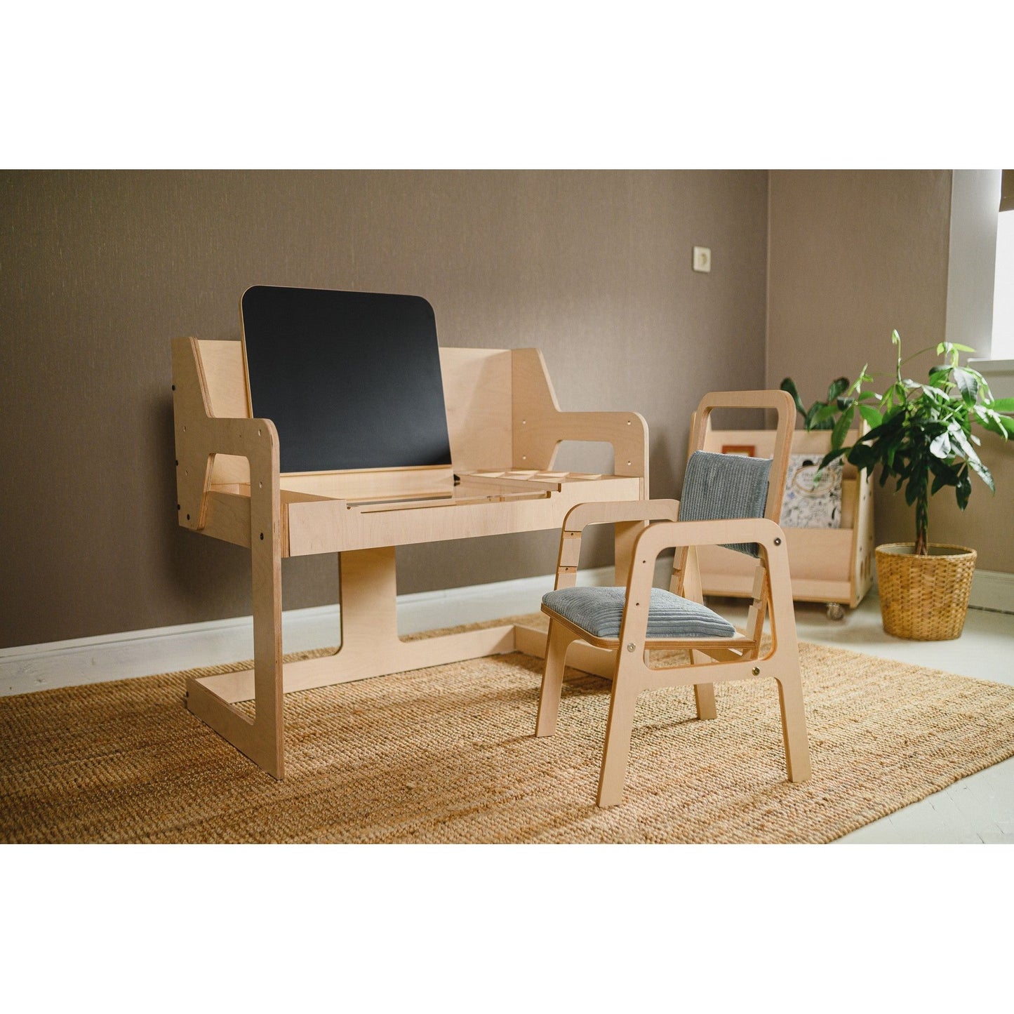 Multisensory Art Table/Desk Luula