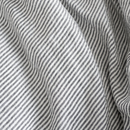 Pellavainen muotoonommeltu aluslakana Thin Black Stripes (140x200x20 cm) - Linen Tales