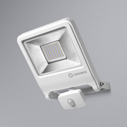 50W LED-valonheitin IP44 LEDVANCE FLOOD SENSOR 3000K, liiketunnistimella