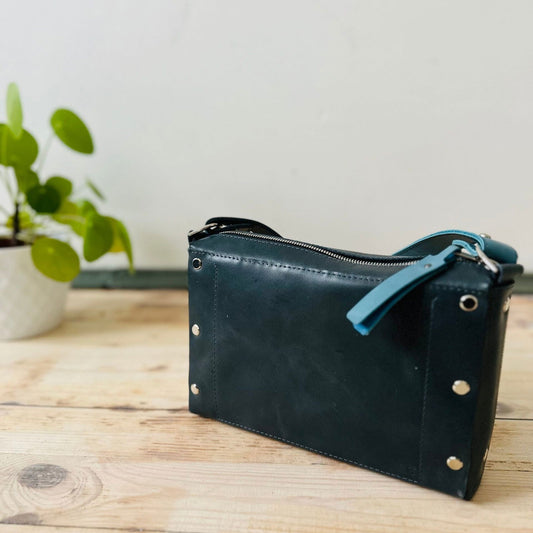 Crossbody nahkalaukku TOURIST (useita eri värejä) - Kotikauppa