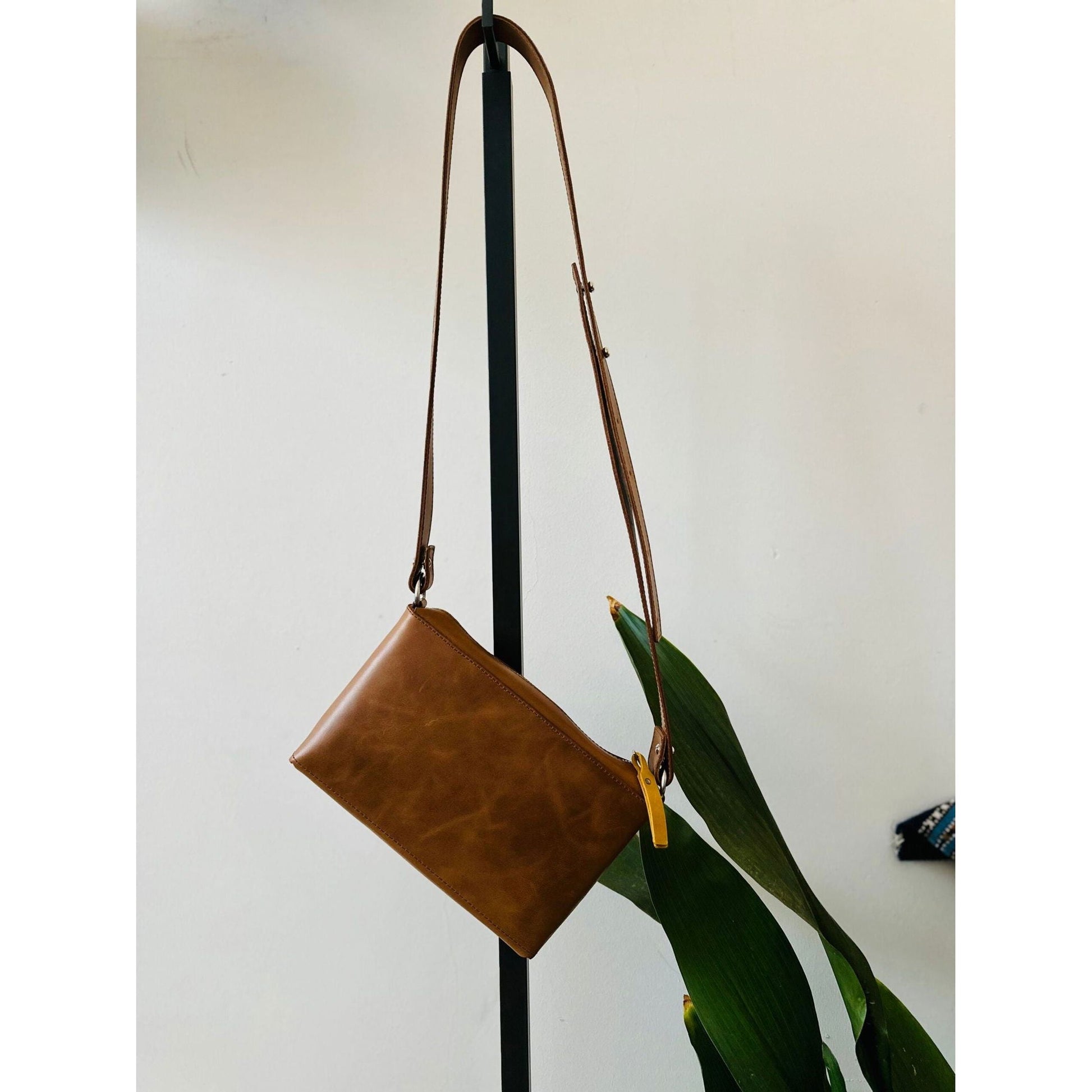 Crossbody nahkalaukku TOURIST (useita eri värejä) - Kotikauppa