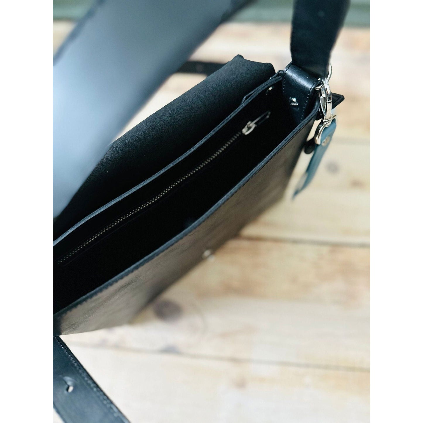 Crossbody nahkalaukku TOURIST (useita eri värejä) - Kotikauppa
