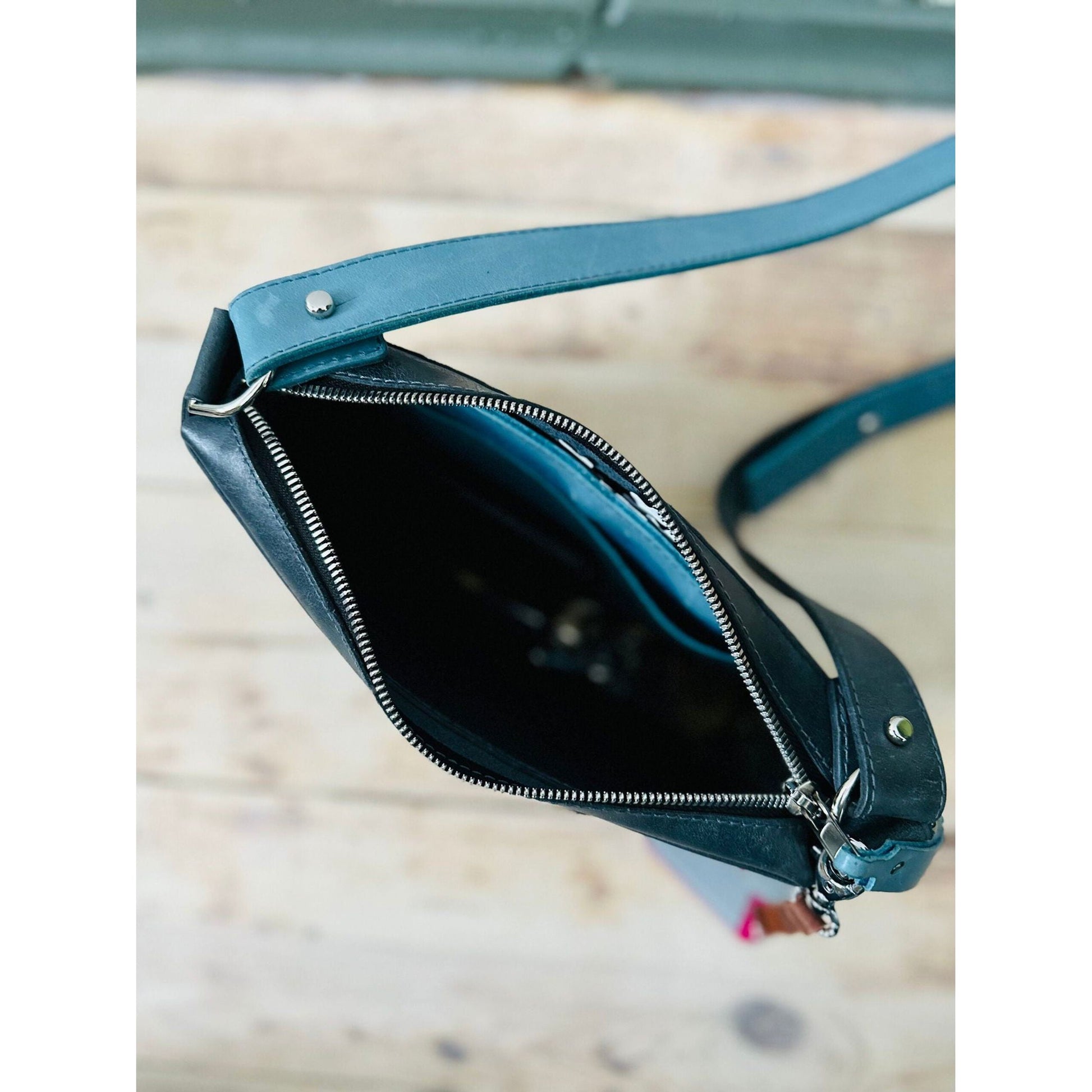 Crossbody nahkalaukku TOURIST (useita eri värejä) - Kotikauppa