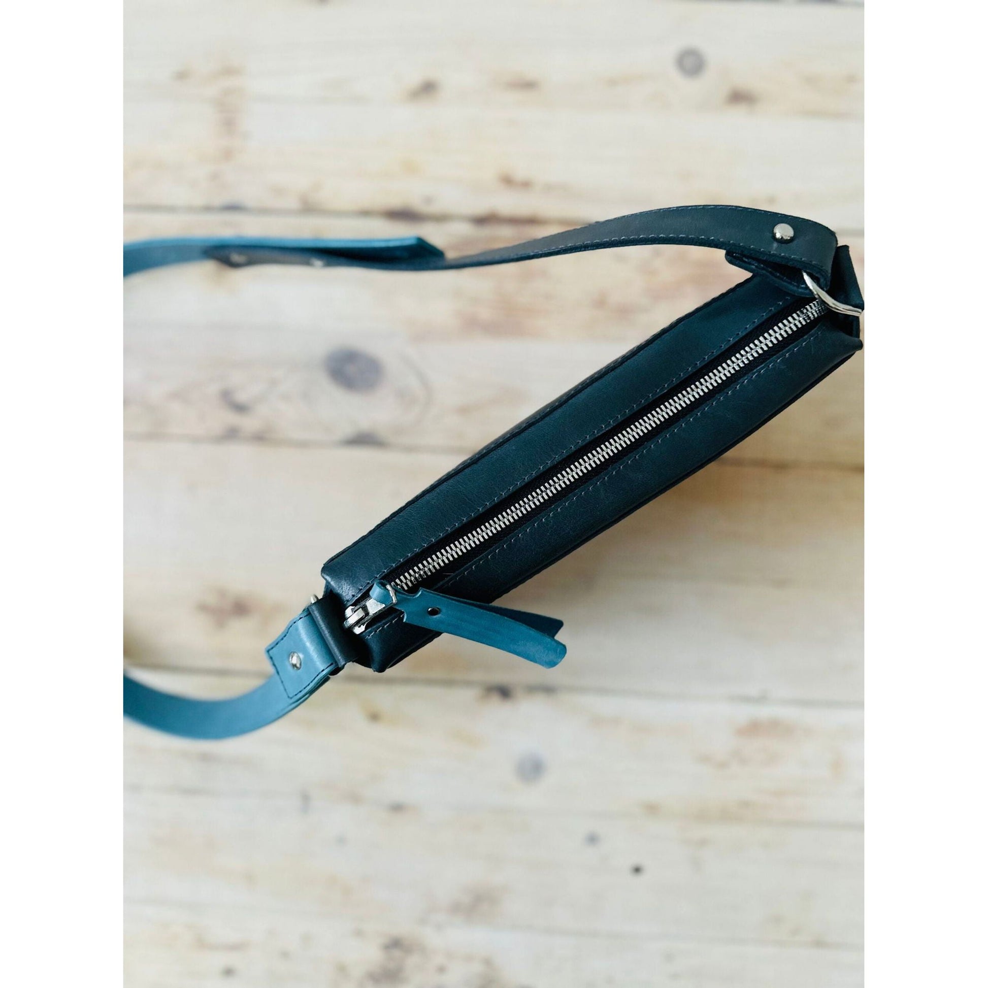 Crossbody nahkalaukku TOURIST (useita eri värejä) - Kotikauppa