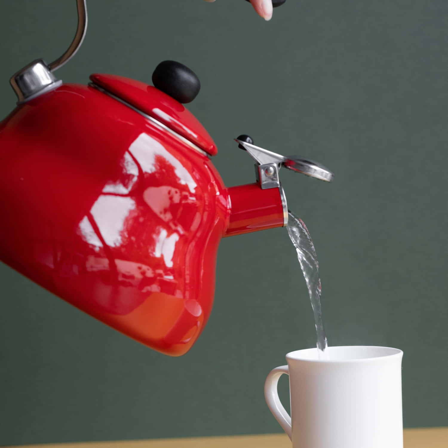 La Cafetière Kettle with Whistle - Red, 2 Liters - Kotikauppa