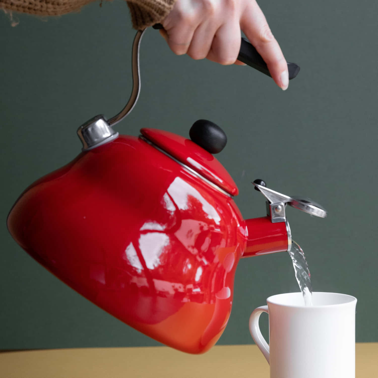La Cafetière Kettle with Whistle - Red, 2 Liters - Kotikauppa