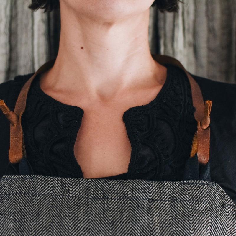 Linen Apron with Leather Details - Kotikauppa