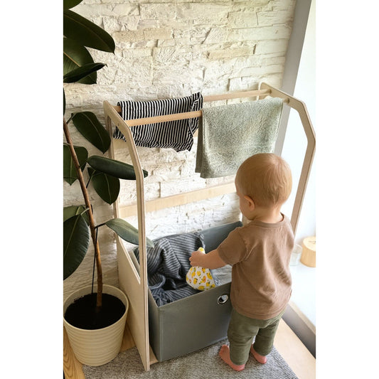 Montessori Puinen vaatteiden kuivausteline säilytystilalla lapsille