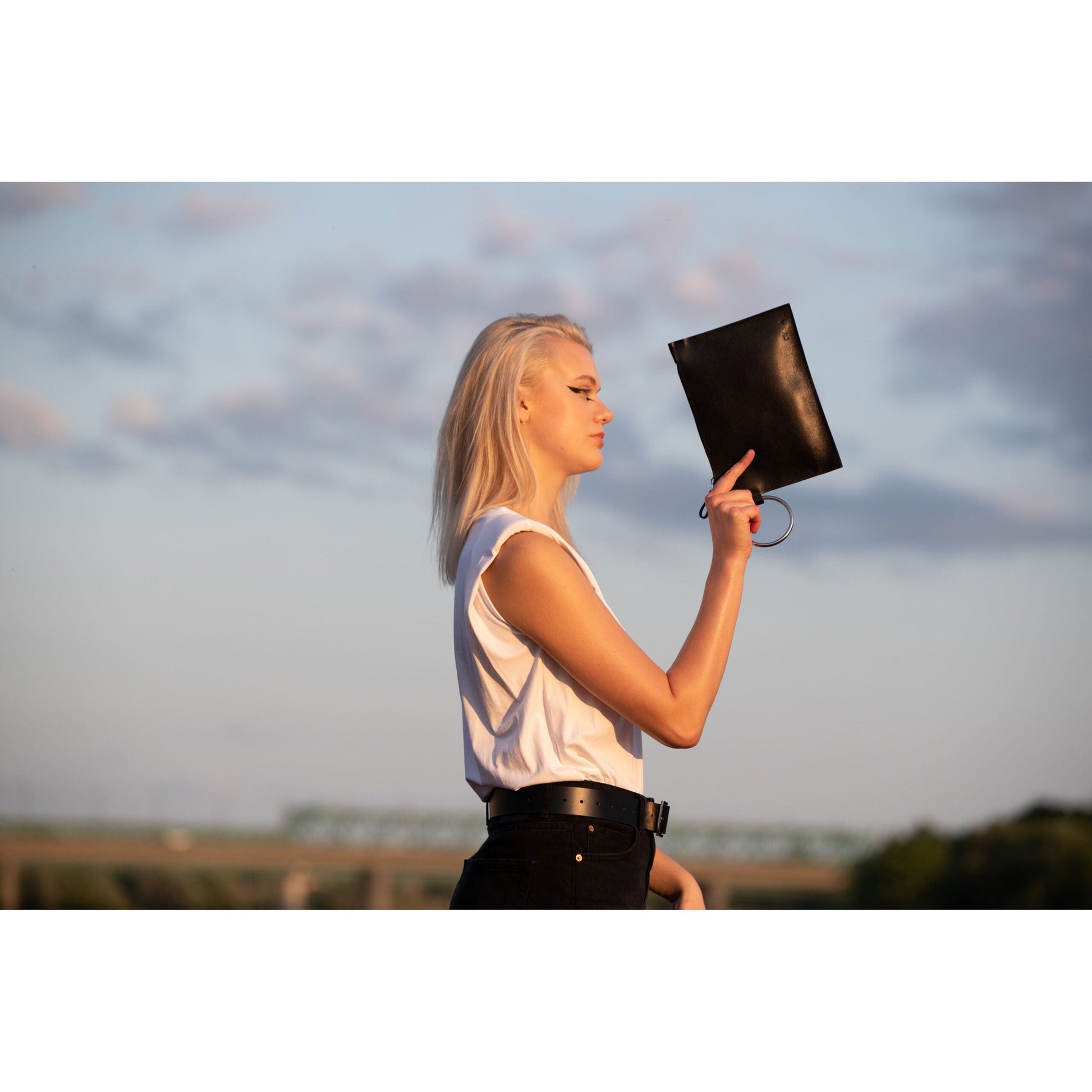 Clutch Nina With a Ring Handle