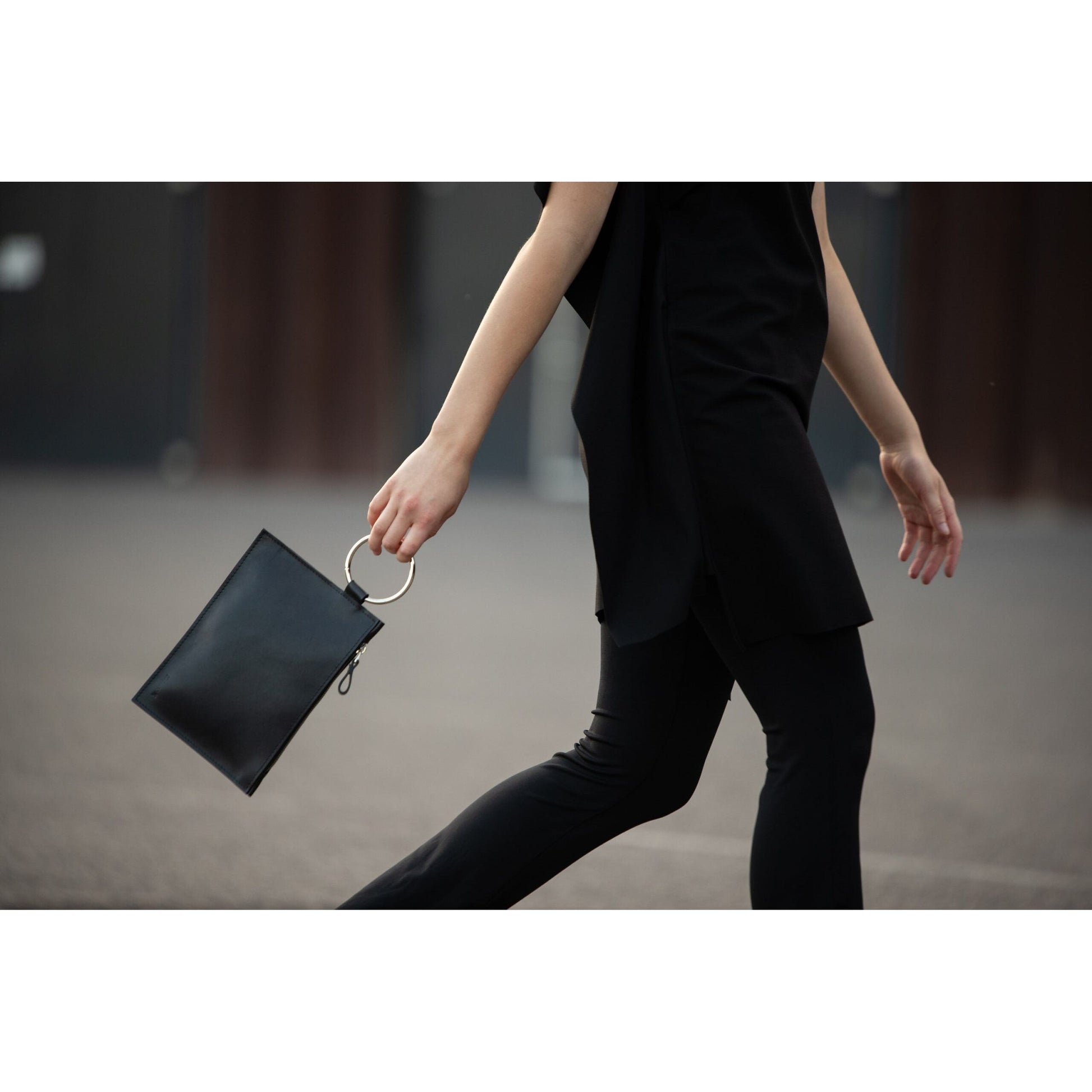 Clutch Nina With a Ring Handle