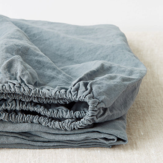 Pellavainen muotoonommeltu aluslakana Blue Fog (Yhden hengen) - Linen Tales