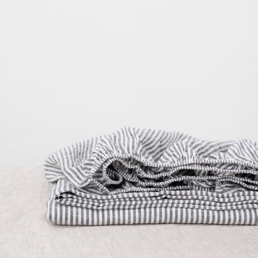 Pellavainen muotoonommeltu aluslakana Thin Black Stripes (160x200x30 cm) - Linen Tales