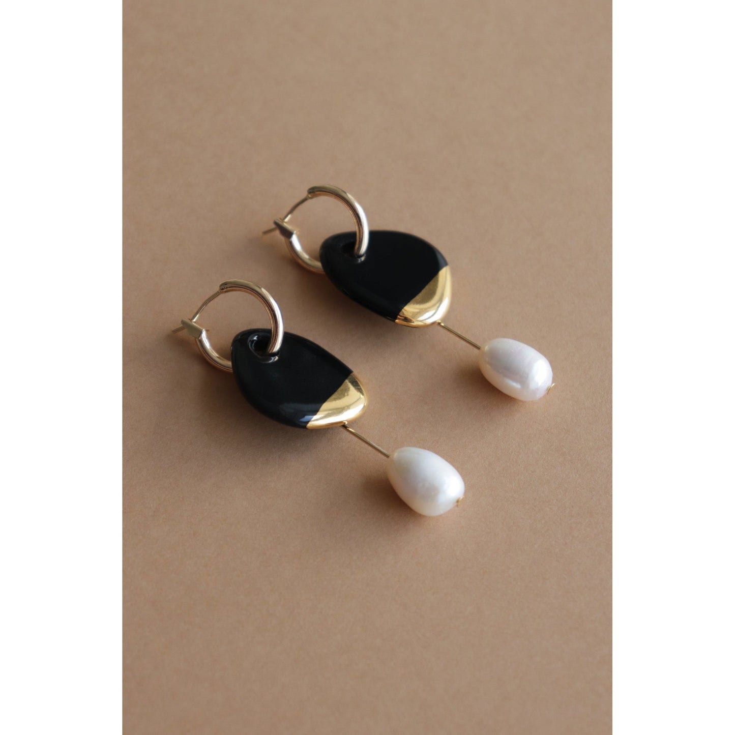 Arp Pearl And Porcelain Earrings - Black