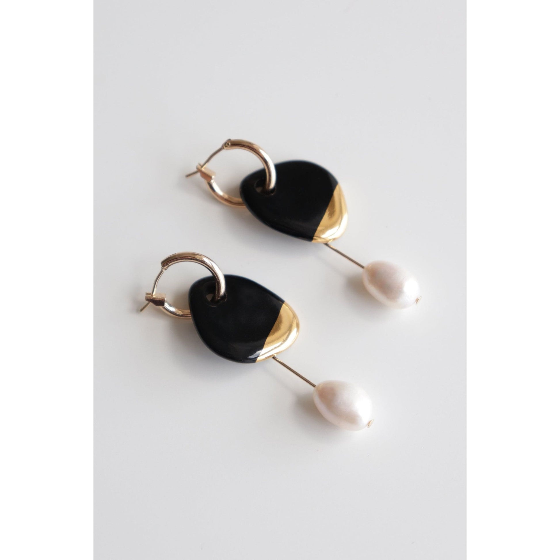 Arp Pearl And Porcelain Earrings - Black