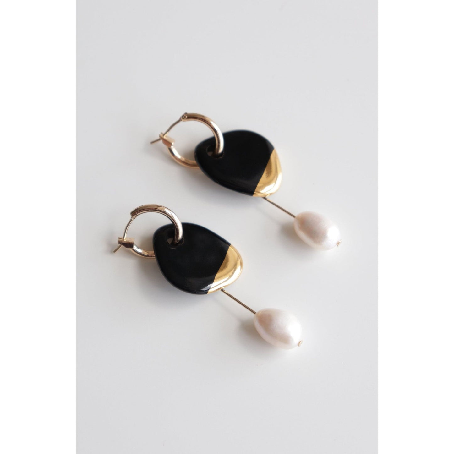 Arp Pearl And Porcelain Earrings - Black