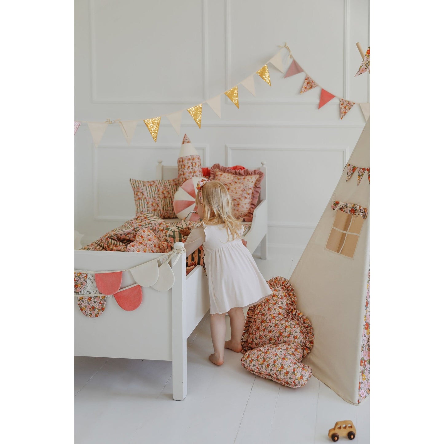 Garland - Birthday In Garden
