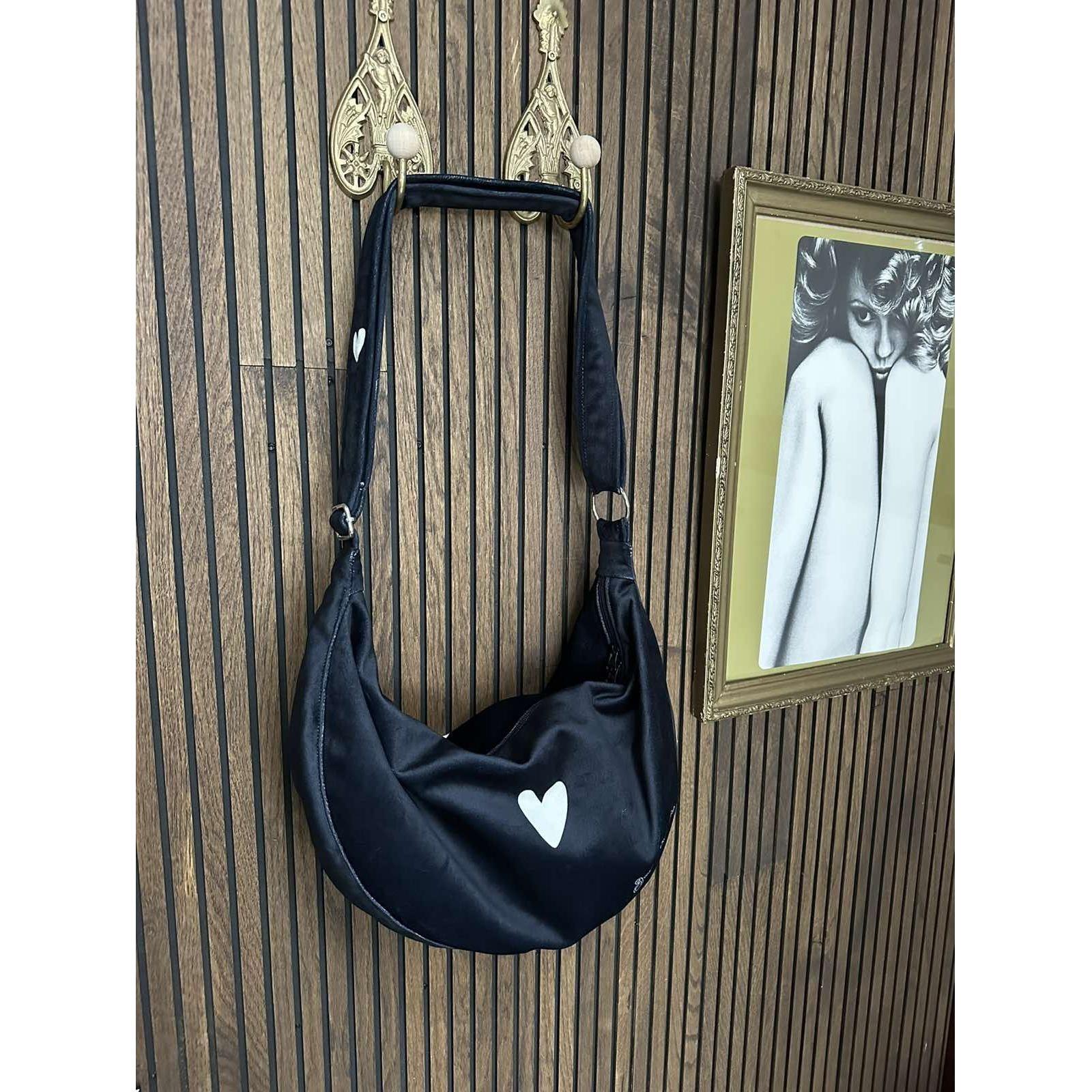 Hobo Bag Heart - Black