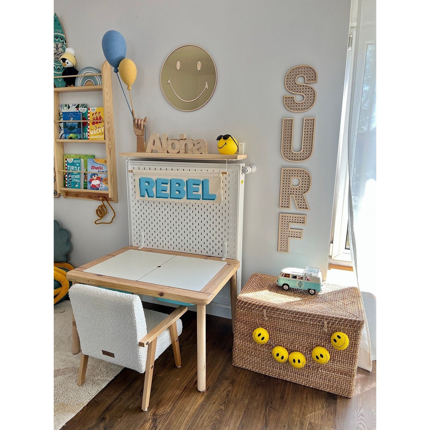 Kids Room Emoji Mirror – Child-Friendly Acrylic & Wood